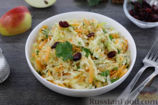 Капустный салат с яблоками и морковью