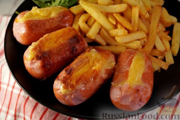 Сосиски, фаршированные сыром, жаренные на сковороде