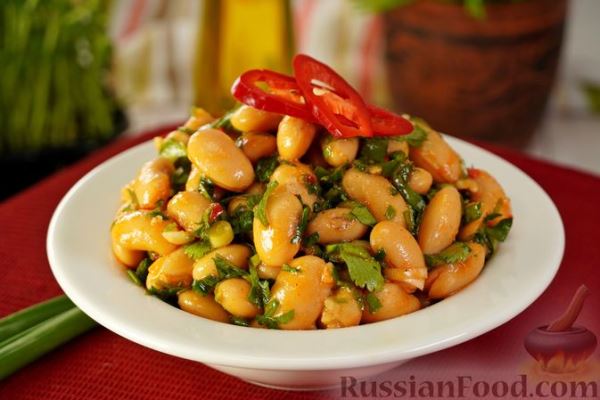 Салат из фасоли с чесноком и зеленью