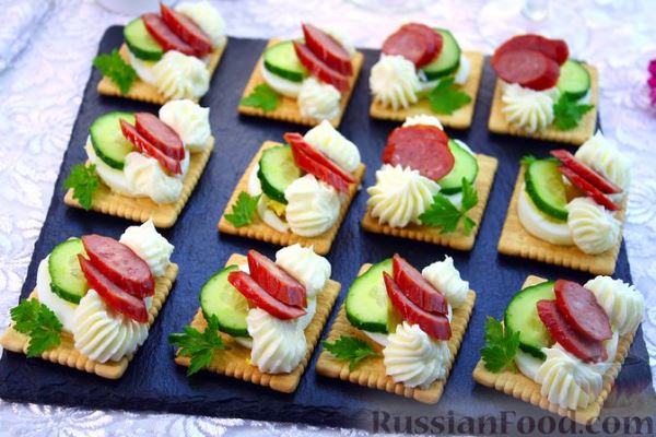 Канапе с огурцами, яйцами и колбасой