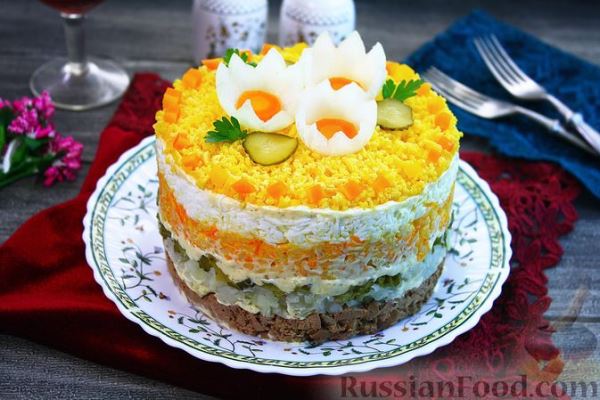 Салат из печени, огурцов, риса, моркови и яиц