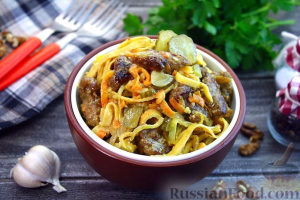 Салат с печенью, морковью, огурцами и яйцами