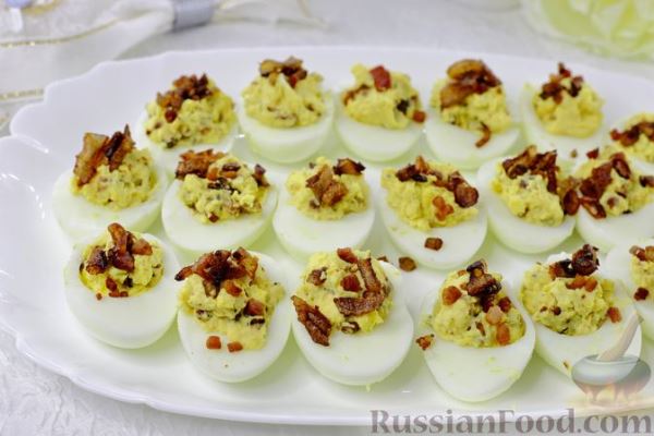 Фаршированные яйца с беконом и жареным луком