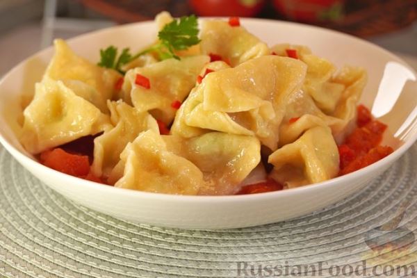 Манты с креветками и томатным соусом