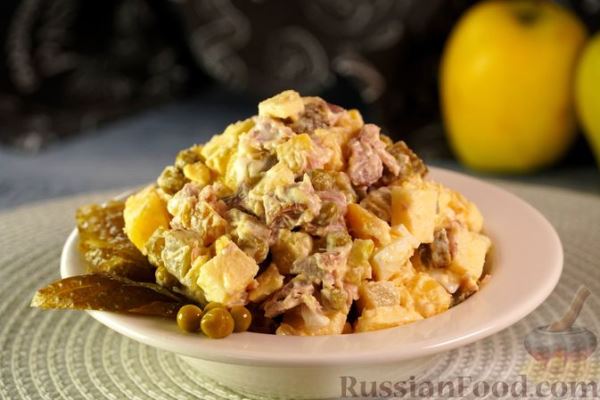 Салат из телятины, картофеля, огурцов и яблок