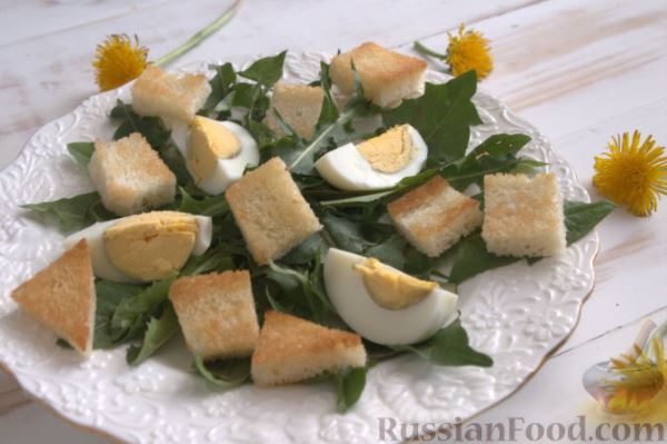 Салат из одуванчиков, с гренками и яйцом