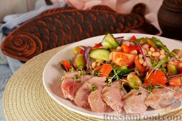 Тонасалата (салат с тунцом и белой фасолью, свежими овощами)
