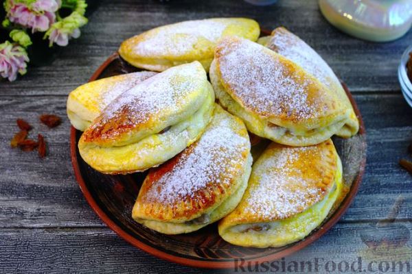 Сочники с творогом и изюмом