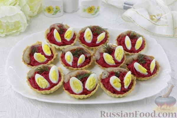 Тарталетки с сельдью и свекольно-морковным муссом