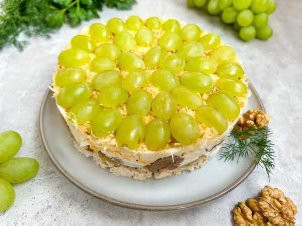 Салат «Виноградинка» с курицей