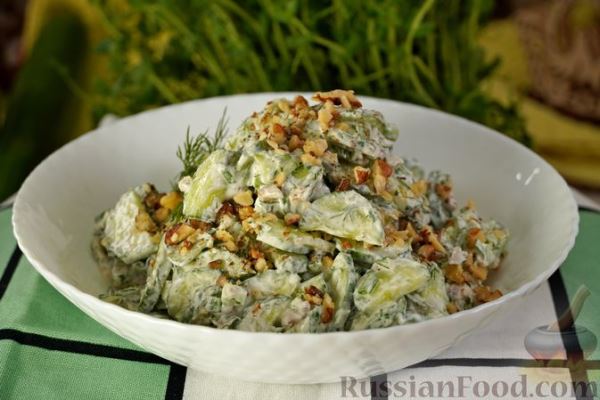 Салат из огурцов с орехами, чесноком и сметаной