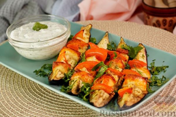 Запечённые баклажаны с помидорами и сыром