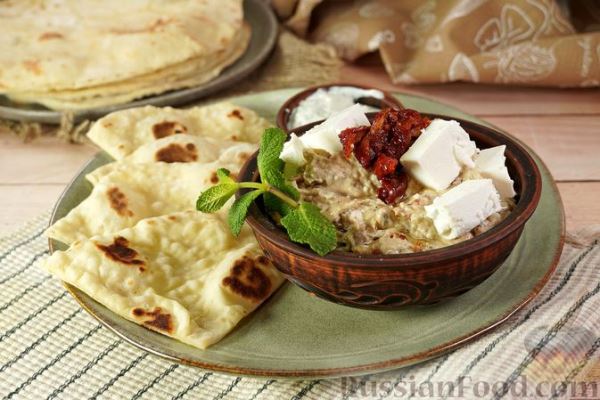 Закуска из запечённых баклажанов, вяленых томатов, тахини и феты