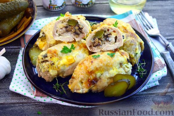 Куриные бедра, запечённые с огурцами, грибами и сыром