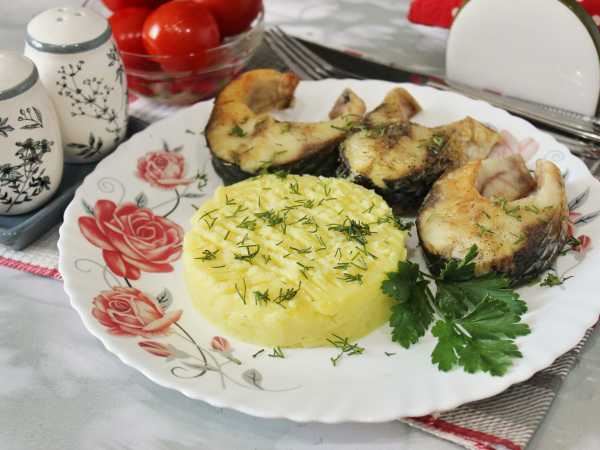 Жареная рыба с картофельным пюре