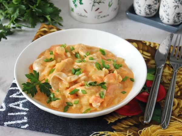 Курица с сельдереем на сковороде