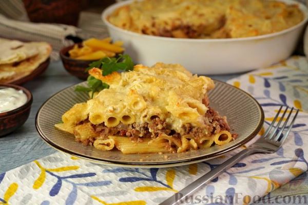 Пастицио (запеканка из макарон с фаршем и сыром, под соусом бешамель)