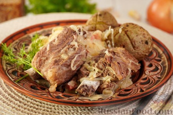 Ребрышки, тушенные с квашеной капустой