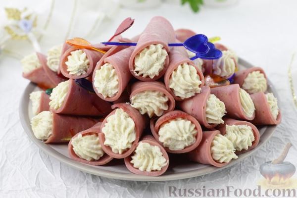 Закуска из ветчины с плавленым сыром и курицей