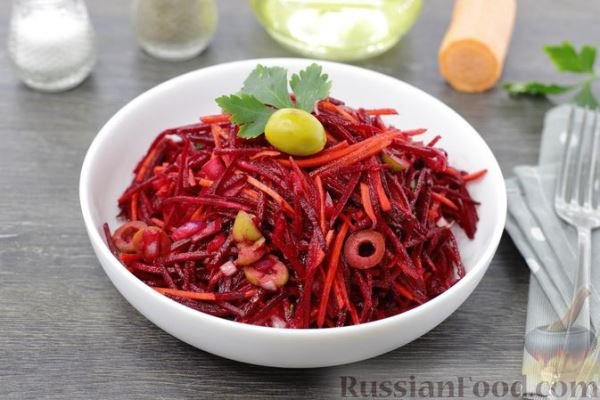 Салат со свёклой, морковью и оливками