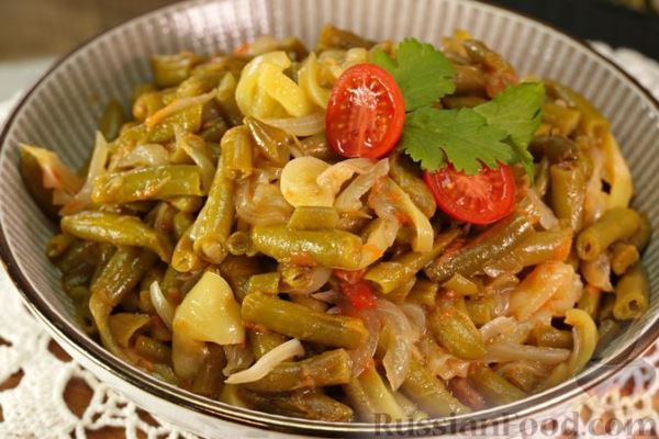 Стручковая фасоль, тушенная с помидорами и перцем