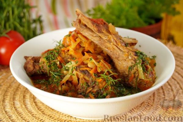 Свиные рёбра, тушенные с капустой, фасолью и помидорами