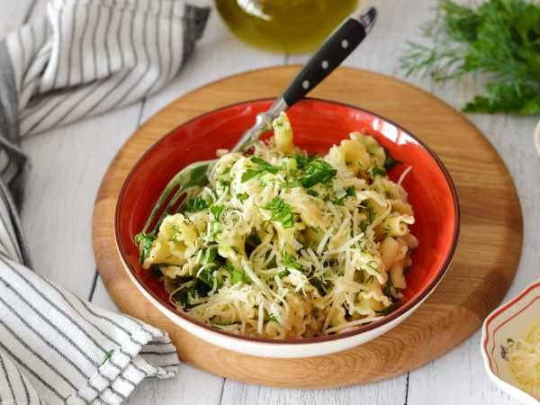 Макароны с зеленью и сыром