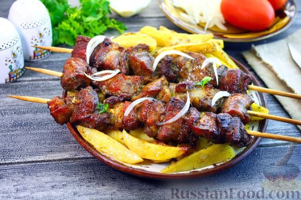 Шашлык из свиной шеи в духовке (с картофелем)