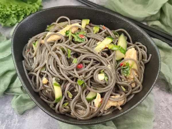 Черная лапша с курицей