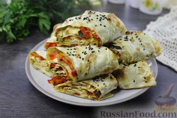 Рулетики из лаваша с грибами, овощами и сыром