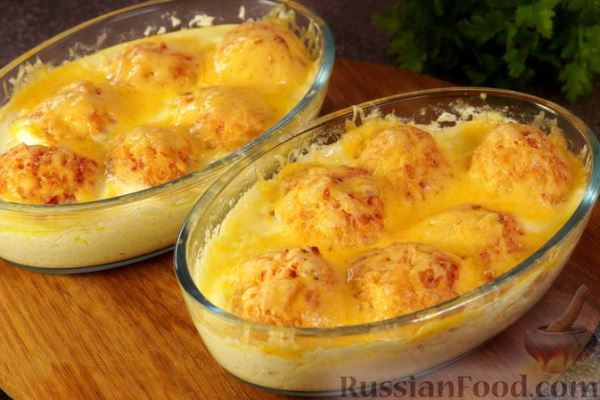 Яйца, фаршированные ветчиной, запечённые в сметанном соусе