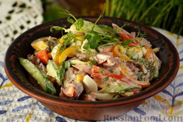 Мясной салат с овощами и яйцами