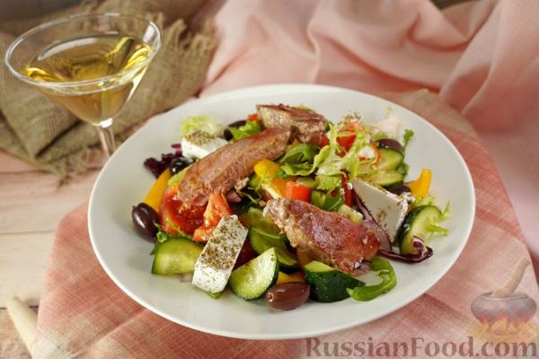 Салат с жареным тунцом, фетой, овощами и миксом зелени
