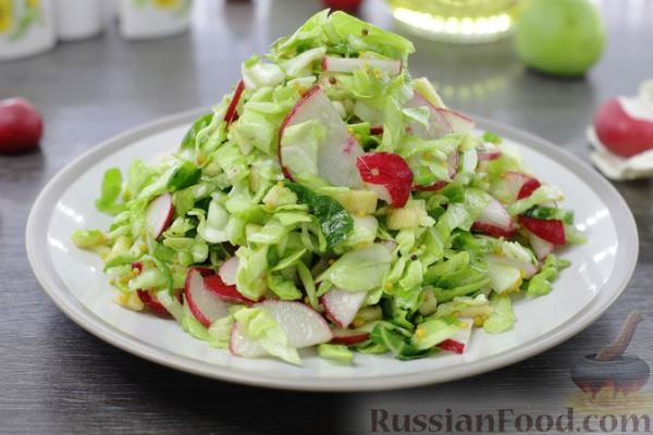Салат из капусты с редиской и яблоками
