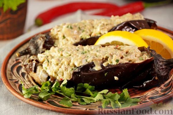 Фаршированные баклажаны с перцем чили, чесноком и тахини