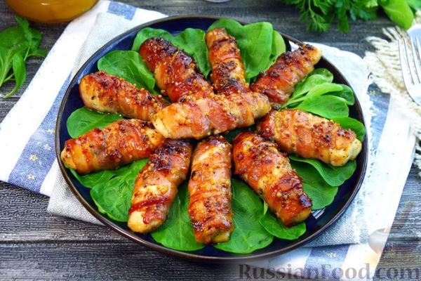 Рулетики из куриного филе в беконе