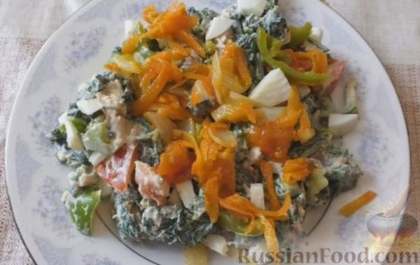 Салат с крапивой, курицей, овощами и яйцами