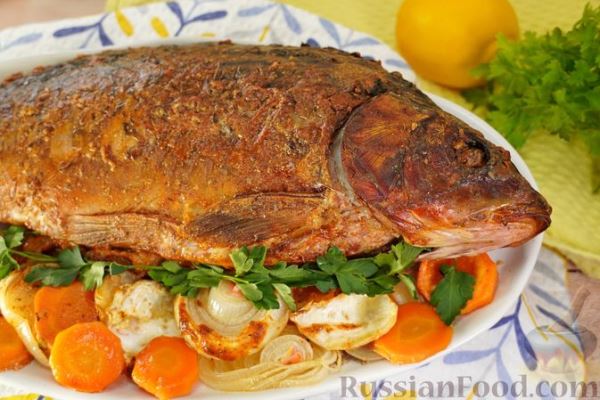 Карп, запечённый со сметаной, мёдом и горчицей