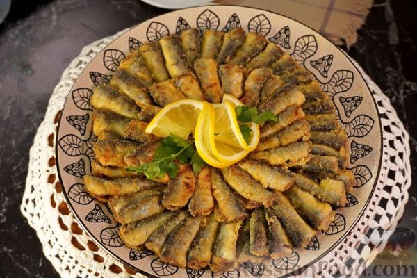 Жареная хамса в панировке из кукурузной муки