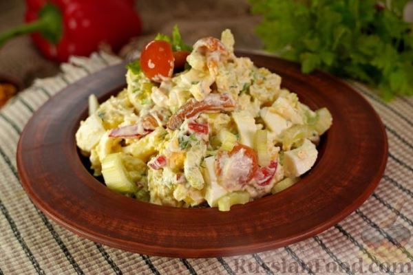 Картофельный салат с маринованными грибами и яйцами