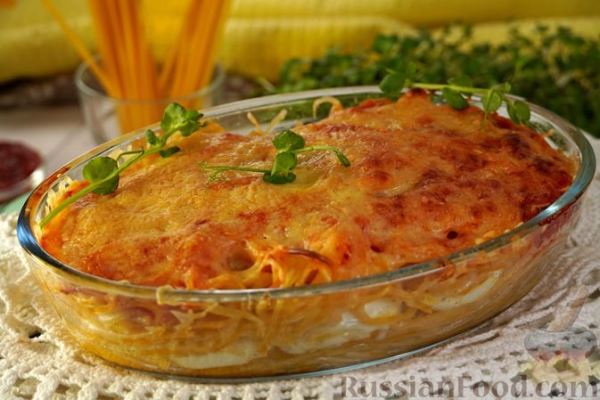 Запеканка из макарон с томатным соусом и варёными яйцами