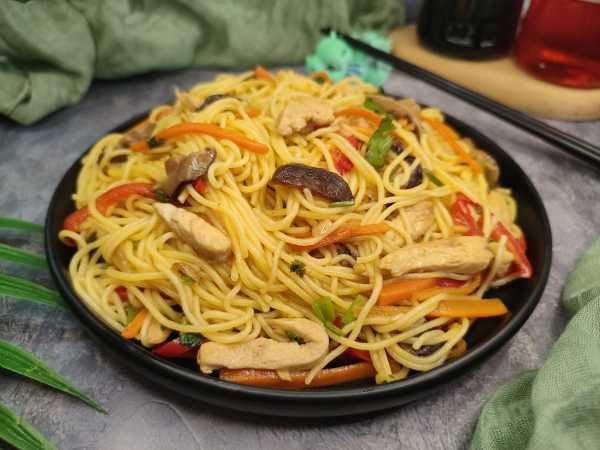 Лапша вок с курицей и грибами